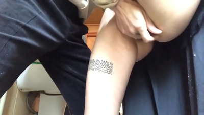 Pumulandit sa banyo ng paaralan, isang tunay na mabula na orgasm - ginawa ng aking guro ang kanyang makakaya