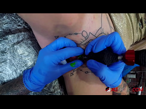 ❤️ Nagpa-tattoo sa kanyang klitoris ang sobrang tattoo na hottie na si Sully Savage super porn sa amin ☑
